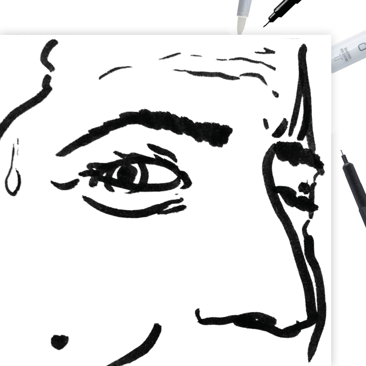 thewedesign, Art Mockup. Close-Up Ansicht eines mit schwarzem Marker gemalten Gesichts. Das Gesicht zeigt die Emotion Angst/Stress.