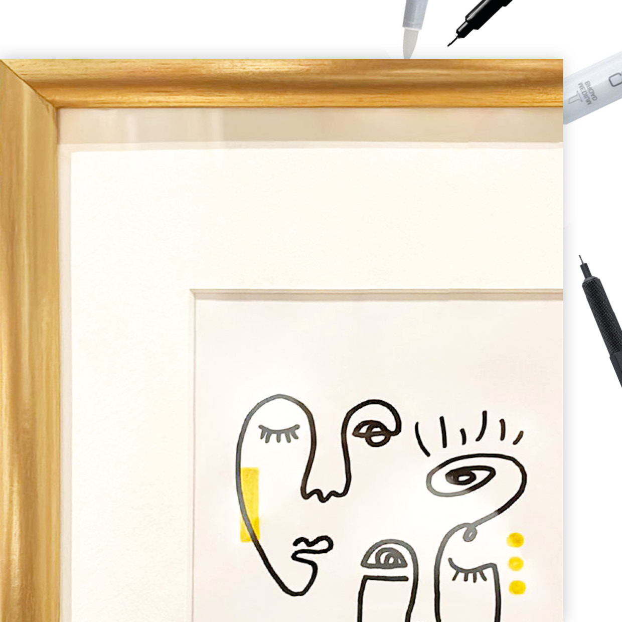 thewedesign, Art Mockup. Gerahmtes Bild von zwei abstrakt gezeichneten Gesichtern im One-Line-Stil mit orangenen Farbelementen.