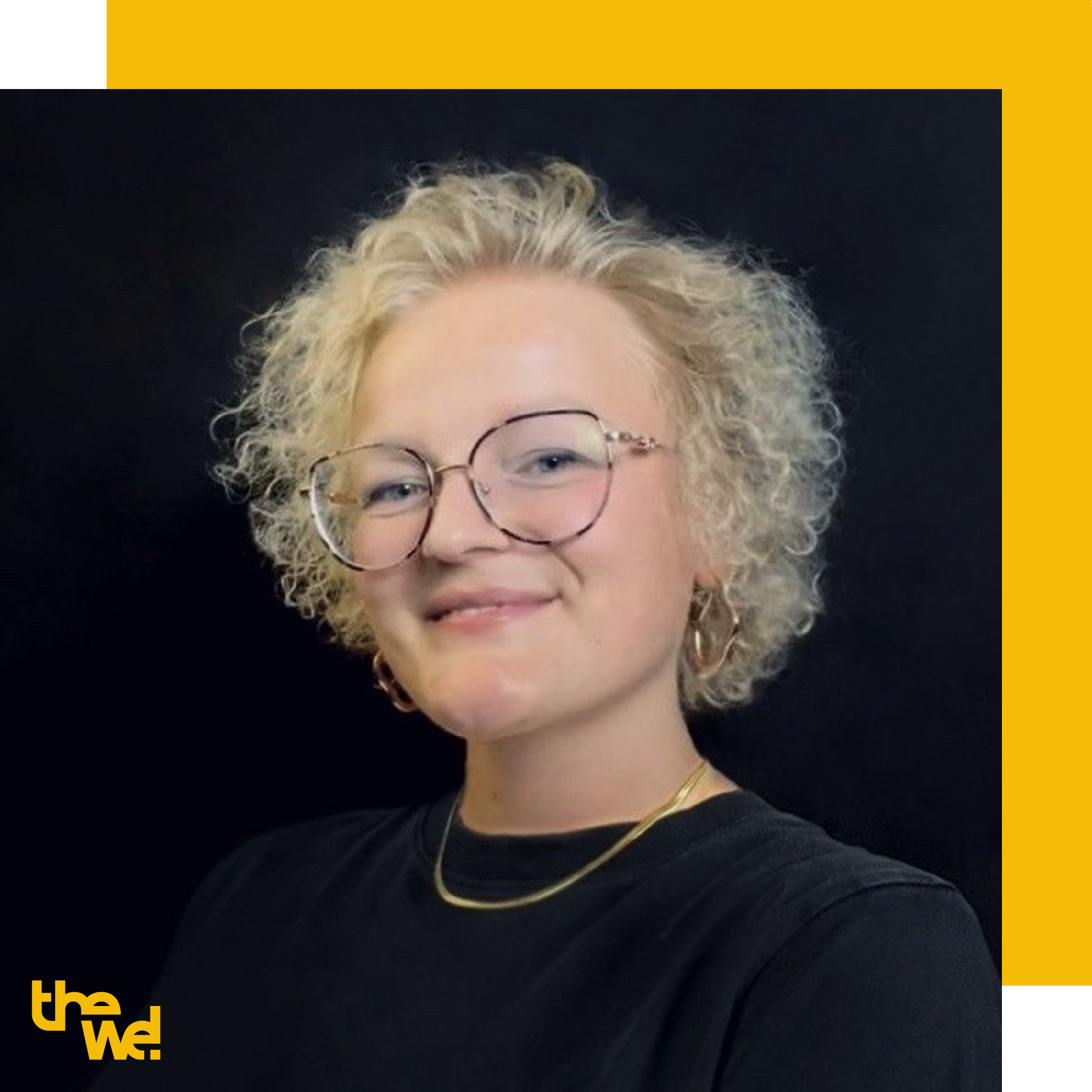 Portrait von Theresa Wedeking mit orangener Farbhinterlegung und dem Acronym des Logos von thewedesign.