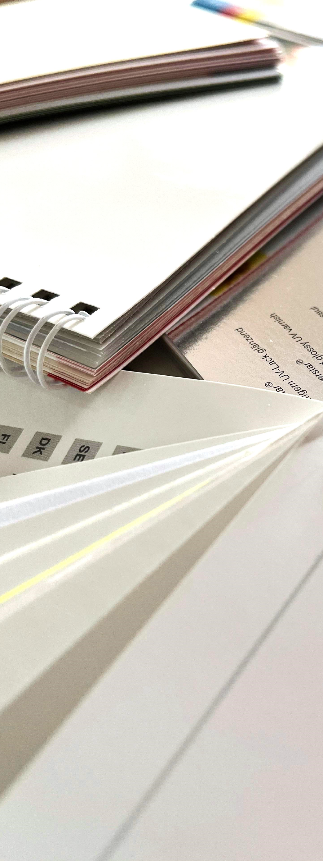 thewedesign Bild von Laptop und Notizblock