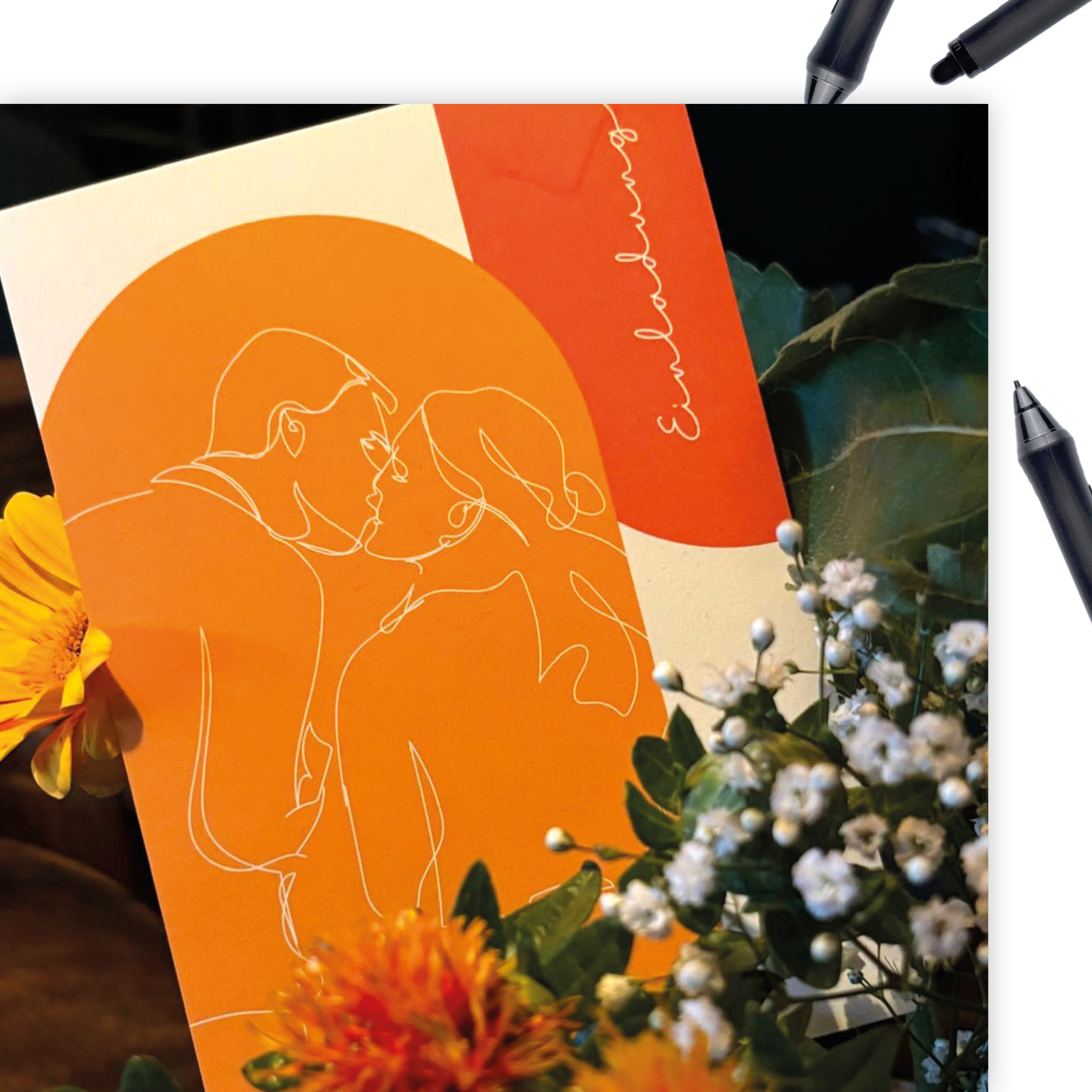 thewedesign, Print Design Mockup. Design einer Hochzeitseinladung mit eigener Illustration, Grafikdesign, Typografie, Bildsprache und Druckproduktion. Farbkonzept in Orangetönen auf Naturpapier gedruckt.